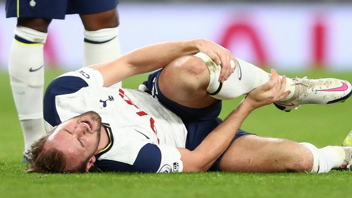 Harry Kane suffered a late injury after scoring twice to rescue a point for Tottenham against Everton at Goodison Park.